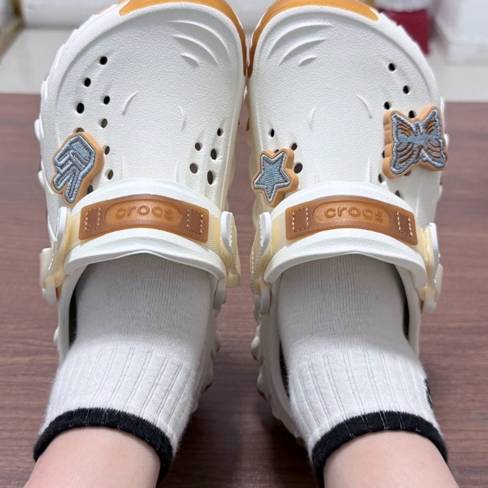 ✨Host pick✨CROCS Echo Gum Chalk Clog Collection clogs